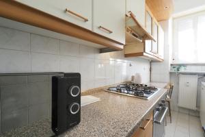 een keuken met een fornuis en een aanrechtblad bij PrimoPiano - Cucchi in Milaan