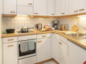 Η κουζίνα ή μικρή κουζίνα στο Apartment Chalet Abendrot apARTments-18 by Interhome