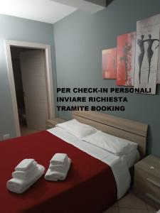 パルマにあるHOTEL DED 1 CHECKIN a RICHIESTAのベッド1台(タオル2枚付)