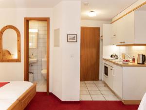 um quarto com uma cama e um banheiro com cozinha em Apartment Chalet Abendrot apARTments-2 by Interhome em Grindelwald
