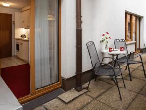 une pièce avec une table et des chaises et une cuisine dans l'établissement Apartment Chalet Abendrot apARTments-2 by Interhome, à Grindelwald
