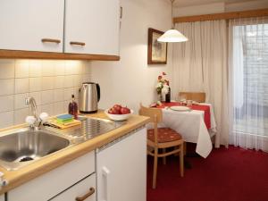 - une cuisine avec un évier et une table dans une chambre dans l'établissement Apartment Chalet Abendrot apARTments-2 by Interhome, à Grindelwald 22 autres photos