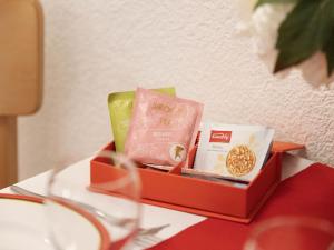 uma caixa de lanches em uma mesa ao lado de um copo em Apartment Chalet Abendrot apARTments-2 by Interhome em Grindelwald mais 22 fotografias