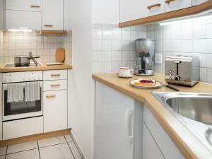 Η κουζίνα ή μικρή κουζίνα στο Apartment Chalet Abendrot apARTments-12 by Interhome