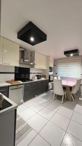 ベリニャにあるXXXL 10 personnesのキッチン(テーブル、椅子付)