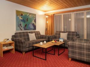 グリンデルワルトにあるApartment Chalet Abendrot apARTments-24 by Interhomeのソファとテーブルのあるリビングルーム