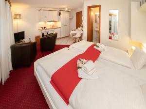 Giường trong phòng chung tại Apartment Chalet Abendrot apARTments-4 by Interhome