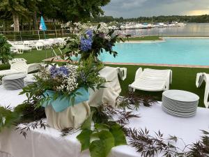 Bazén v ubytování Happy Camp Mobile Homes in Lido di Sesto Camping Boats&Restaurant nebo v jeho okolí