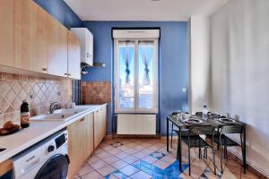 Una cocina o zona de cocina en Le Classic Chic - 20min de Lyon, Balcon Ensoleillé