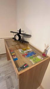 ベリニャにあるXXXL 10 personnesの木製テーブル(時計付きデスク付)