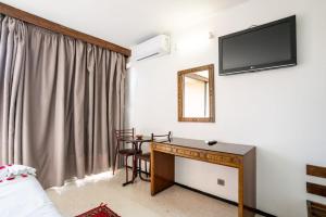 TV a/nebo společenská místnost v ubytování Hotel Le Grand Imilchil