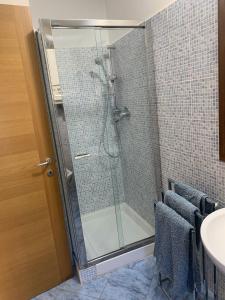 W łazience znajduje się prysznic ze szklanymi drzwiami. w obiekcie Loft del Pratello w Bolonii