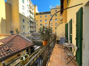 balkon ze stołem i krzesłami na budynku w obiekcie Loft del Pratello w Bolonii