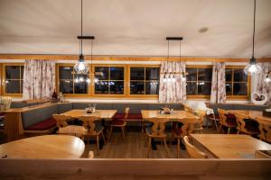Restaurace v ubytování Hotel Tauernglöckl + 26 fotografií