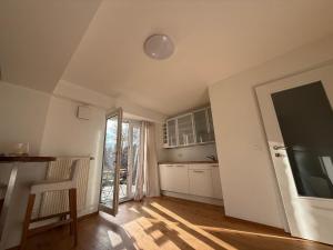 Cucina o angolo cottura di Cozy StudioApartment with Graden in Graz Free Parking