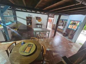 a dining room with a table and chairs in a house at Hospedaria do Engenho in Niterói