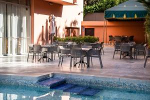 Bazén v ubytování Hotel Le Grand Imilchil nebo v jeho okolí