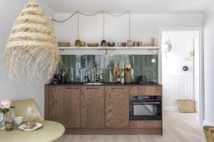 eine Küche mit Holzschränken und einem Tisch in der Unterkunft Palm Tree in Bergen