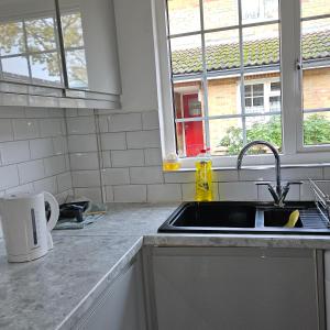 Kuchyň nebo kuchyňský kout v ubytování Modern Spacious Rooms 10 Minutes from London Eye