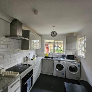 Kuchyň nebo kuchyňský kout v ubytování Modern Spacious Rooms 10 Minutes from London Eye