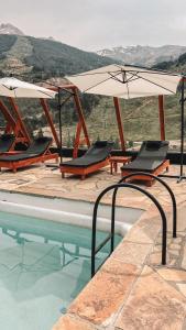 A piscina localizada em Hotel Catedral Ski & Wellness ou nos arredores