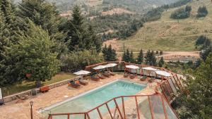 A piscina localizada em Hotel Catedral Ski & Wellness ou nos arredores