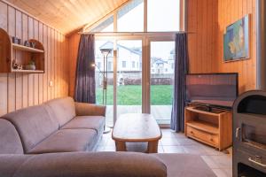 ein Wohnzimmer mit Sofa und Fernseher in der Unterkunft Seeschwalbe Classic 41 in Rechlin