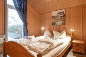 ein Bett in einem Zimmer mit Fenster in der Unterkunft Seeschwalbe Classic 41 in Rechlin
