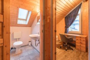 ein kleines Badezimmer mit Toilette und Waschbecken in der Unterkunft Seeschwalbe Classic 41 in Rechlin + 15 Fotos