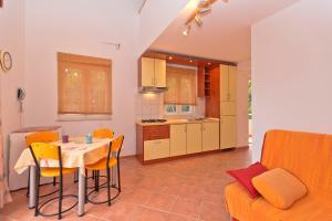 Kuchyň nebo kuchyňský kout v ubytování Apartments Nautic
