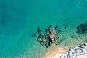 een luchtzicht op een rotseiland in de oceaan bij Amadeus Golden Resort in Toroni +92 foto's