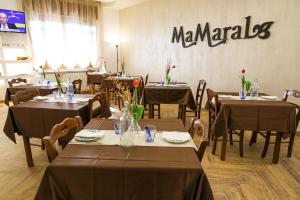 Reštaurácia alebo iné gastronomické zariadenie v ubytovaní Mamaral