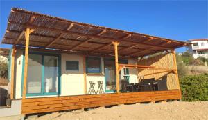 皮特斯迪亚Tiny House Mythos的顶部有遮阳篷的小房子