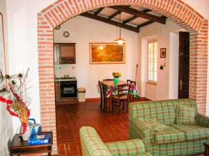 un soggiorno con un divano e un tavolo di Agriturismo Morisfarms - Santa Chiara a Massa Marittima