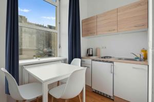 A kitchen or kitchenette at Free Parking Vienna Naschmarkt Air Con fast Wifi