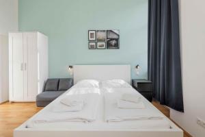 A bed or beds in a room at Free Parking Vienna Naschmarkt Air Con fast Wifi