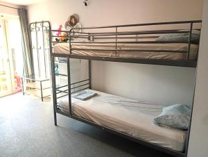 Postel nebo postele na pokoji v ubytování DE SMISHOEVE met kinderpret, dieren en wellness