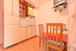 Kuchyň nebo kuchyňský kout v ubytování Apartments Nautic