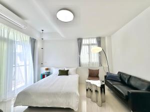 Postel nebo postele na pokoji v ubytování 窩想想 Wo Style Inn 包棟 停車位 & 電動麻將 & 頂樓星星