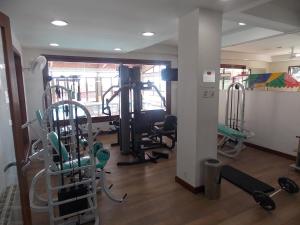 um ginásio com passadeiras e máquinas num quarto em Apart-hotel em Gramado, padrão 4 estrelas, no centro em Gramado