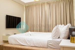 阿布扎比Bloomfields Mayan 3br Beach Access Yas Island的卧室里有一张白色的大床，配有白色的枕头