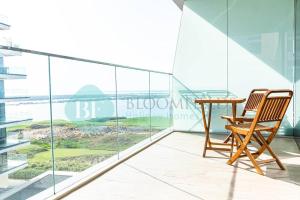 Bloomfields Mayan 3br Beach Access Yas Island的阳台或露台