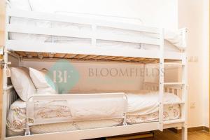 เตียงในห้องที่ Bloomfields Mayan 3br Beach Access Yas Island
