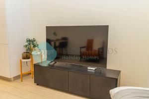 TV a/nebo společenská místnost v ubytování Bloomfields Cozy Stu Azizi Riviera Meydan
