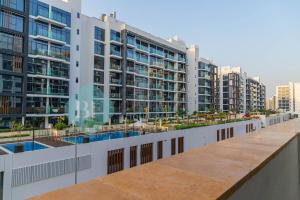 Bazén v ubytování Bloomfields Cozy Stu Azizi Riviera Meydan nebo v jeho okolí