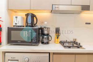 Kuchyň nebo kuchyňský kout v ubytování Bloomfields Cozy Stu Azizi Riviera Meydan + 8 fotografií