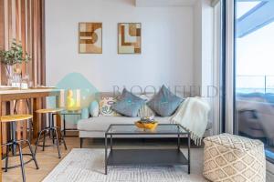 アブダビにあるBloomfields Cozy Stu Mayan Cyan Beach Accessのギャラリーの写真