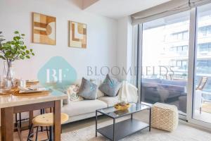 アブダビにあるBloomfields Cozy Stu Mayan Cyan Beach Accessのギャラリーの写真