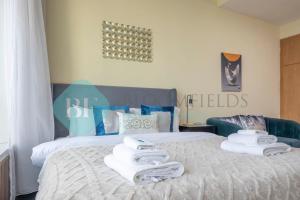 Posteľ alebo postele v izbe v ubytovaní Bloomfields Deluxe Stu Jlt Near Metro