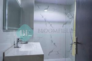Kúpeľňa v ubytovaní Bloomfields Deluxe Stu Jlt Near Metro